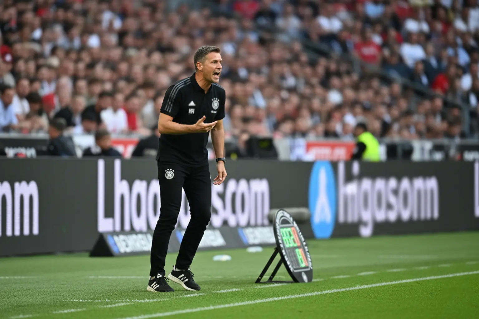 Bundesliga-Trainer gibt Anweisungen an der Seitenlinie w&auml;hrend eines Spiels